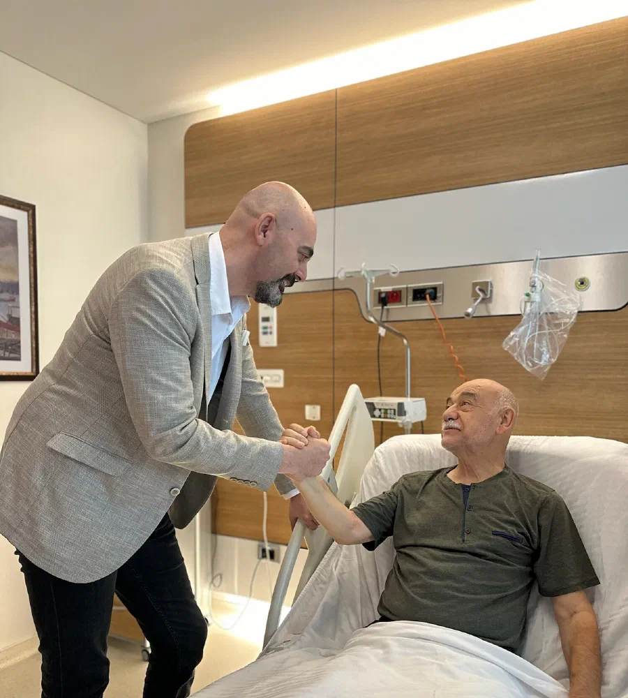 Prof. Dr. Aytaç Çetinkaya hasta başında